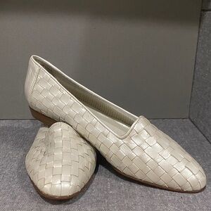 Vintage 😻 Amalfi Cream Woven Loafers
